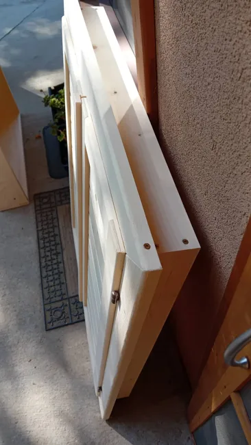 Natúr fa villanyóraszekrény-burkolat felülnézetből, fehér felső takarólappal.